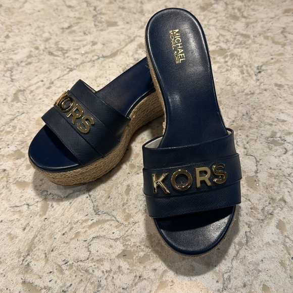 MICHAEL KORS~WOMENS~NAVY~
ROUND TOE~SLIP ON SANDALS~WITH GOLD METAL LETTERS~BR - Picture 4 of 9
